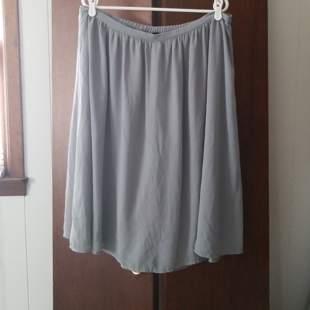 Flowy gray skirt